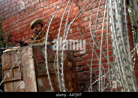 Un soldato si erge guardie in Srinagar nel Kashmir in India Foto Stock