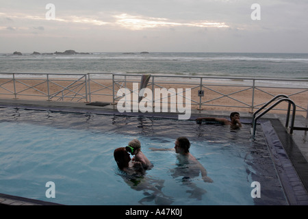I turisti in corrispondenza di un lato beach resort in Hikkaduwa nello Sri Lanka Foto Stock