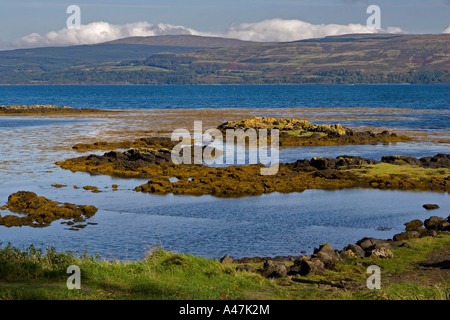 Vista attraverso il suono di Mull alla terraferma e Highlands della Scozia da Isle of Mull, Argyll and Bute, Regno Unito Foto Stock