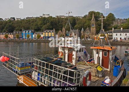 Barca con pentole di aragosta al molo del porto con vista su città Tobermory, Isle of Mull, Argyll and Bute, Scotland, Regno Unito Foto Stock