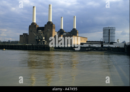 Battersea Power Station dal fiume Tamigi Londra 1996 Foto Stock