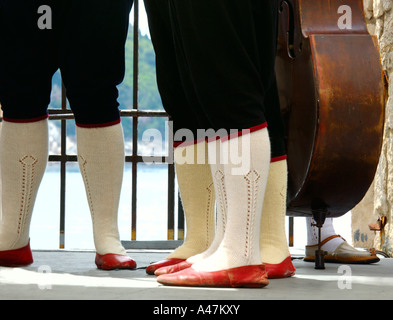 Gambe di ballerini tradizionali e musicisti Dubrovnik Croazia Foto Stock