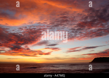 Cielo sgombro all'alba indicativa di una variazione nel tempo la formazione su vecchio picco a Ravenscar nel North Yorkshire Foto Stock