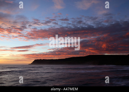 Cielo sgombro all'alba indicativa di una variazione nel tempo la formazione su vecchio picco a Ravenscar nel North Yorkshire Foto Stock