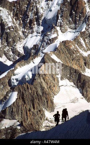 Due alpinisti stagliano su una cresta alta nelle Alpi francesi Foto Stock