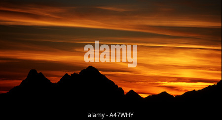Il contorno delle Aiguilles Rouges stagliano contro uno sfolgorante tramonto Foto Stock