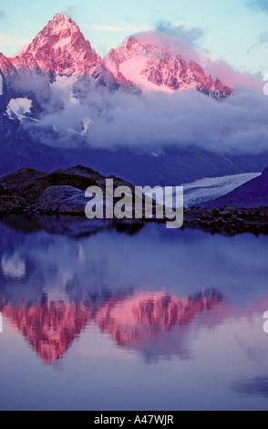 Aiguille de Chardonnet e Argentiere immersi nella luce del tramonto e riflessa in Lac Blanc nelle Alpi francesi Chamonix Francia Foto Stock