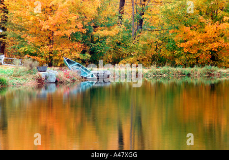 In autunno gli alberi si riflette in un piccolo lago in Estrie Quebec Foto Stock