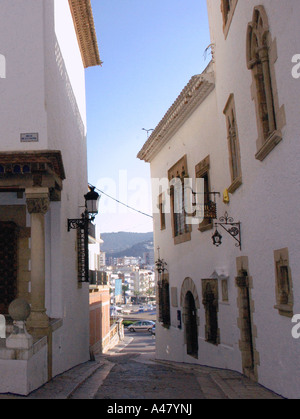 Vista caratteristica di edifici bianchi città vecchia Andorra la vella Sitges Catalogna Catalogna Catalogna Costa Dorada España Spagna Europa Foto Stock