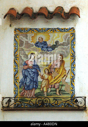 Vista del tipico piastrella religiosa pittura sacra famiglia Sitges Catalogna Catalogna Catalogna Costa Dorada España Spagna Europa Foto Stock