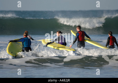 Scuola di Surf Whitesands Beach St Davids Pembrokeshire Wales UK Europa Foto Stock