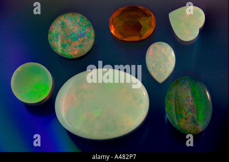 Selezione di pietre preziose su uno sfondo blu Foto Stock
