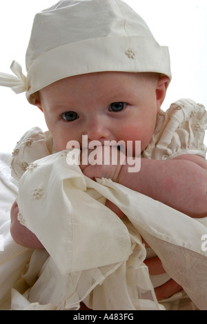 Bambina indossa il suo abito battesimo Foto Stock