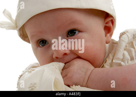 Bambina indossa il suo abito battesimo Foto Stock