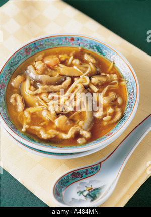 Angolo di alta vista di una ciotola di pollo e zuppe Foto Stock