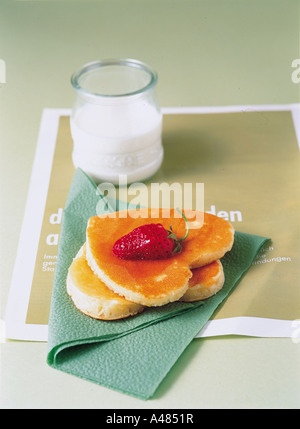 Angolo di alta vista di pancake con conserva di fragole Foto Stock