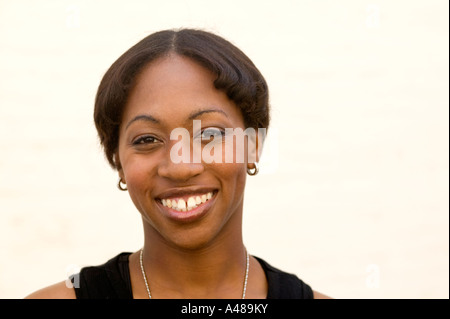 Metà donna adulta sorridente, ritratto Foto Stock