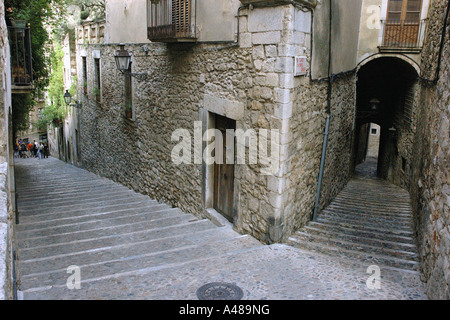 Vista della caratteristica stradina del centro storico di Girona Gerona Catalogna Catalogna Catalogna España Spagna Europa Foto Stock