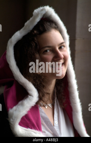 Giovane donna vestita con il tradizionale abito di graduazione sul giorno di graduazione a St Andrews University Foto Stock