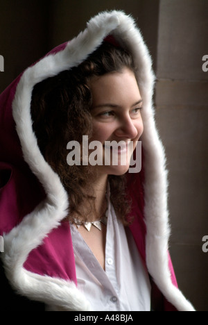 Giovane donna vestita con il tradizionale abito di graduazione sul giorno di graduazione a St Andrews University Foto Stock