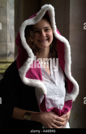 Giovane donna vestita con il tradizionale abito di graduazione sul giorno di graduazione a St Andrews University Foto Stock