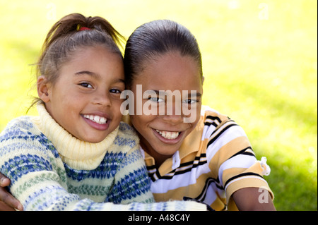 Fratello e sorridente, ritratto Foto Stock