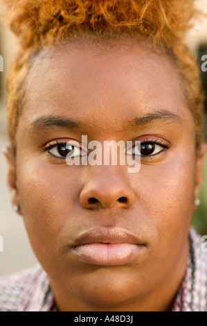 Giovane donna contemplando, close up Foto Stock