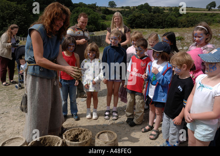 La miscelazione di fango Castell Henllys Iron Age Fort Hill Pembrokeshire Wales UK Europa Foto Stock