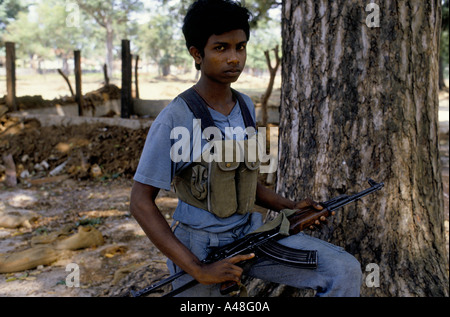 14 anni tamil tiger soldato nella periferia della città di Jaffna sri lanka , molti combattenti della tigre sono tra 12 e 14 anni Foto Stock