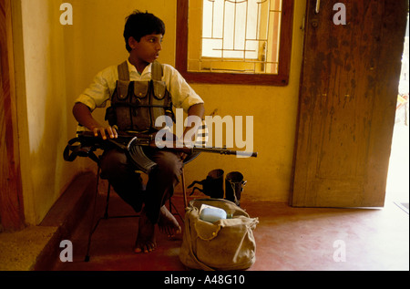 8 anno di età del tamil tiger bambino soldato in sede Tamil penisola di Jaffna Foto Stock