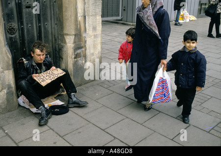 La persona senza dimora di accattonaggio fuori il supermercato Sainsbury camden town Foto Stock