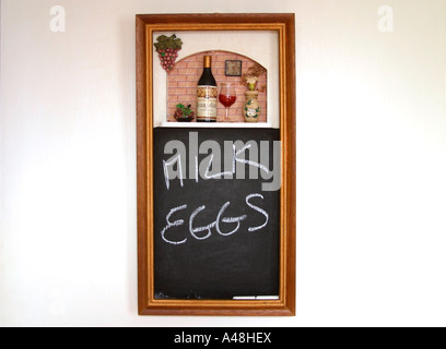 Lavagna sulla parete della cucina con la lista della spesa scritto in Chalk  Foto stock - Alamy