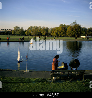 Modello gli appassionati di yacht a clapham common Londra Foto Stock