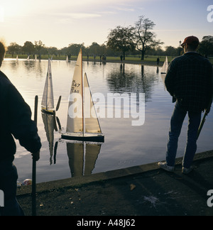 Modello gli appassionati di yacht a clapham common a Londra con il giocattolo di barche a vela Foto Stock