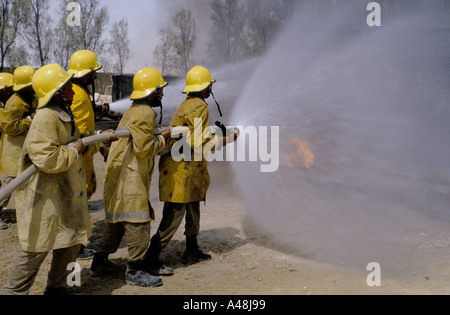 Squadra antincendio formazione durante la guerra del Golfo in Arabia Saudita Foto Stock