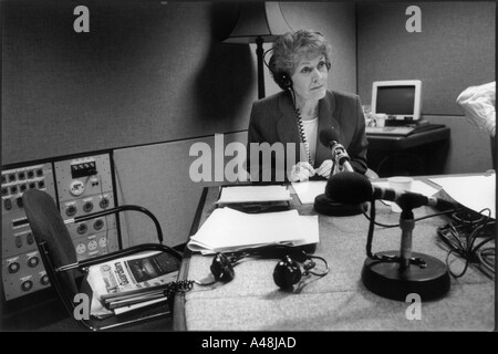 BBC Radio 4 Oggi Presenter Sue Macgregor pause di riflessione durante un colloquio di lavoro . BBC Portland place london Foto Stock