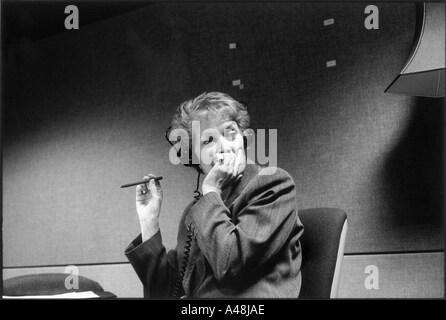 BBC Radio 4 presentatore Sue Macgregor pause di riflessione durante un colloquio di lavoro . BBC Portland place london Foto Stock