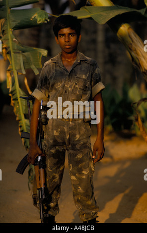 Molti tamil tiger soldati sono i bambini come questo di quattordici anni vicino a Jaffna nello Sri Lanka Foto Stock