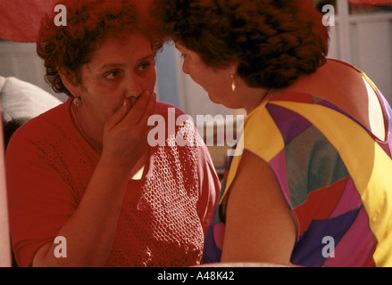 Due womaen spettegolare nel mercato Cluj Romania Foto Stock