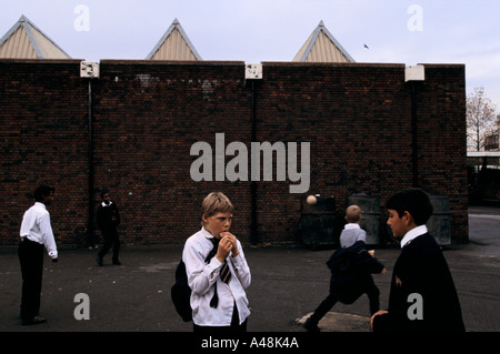 Gli alunni in parco giochi a Hackney downs school london Foto Stock