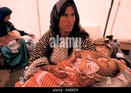 Donne curde con un bambino malato presso la croce rossa clinica di emergenza Isikveren Turchia Foto Stock