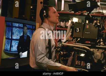 Riprese camerman newsreader nel canale 5 studio newsroom Foto Stock