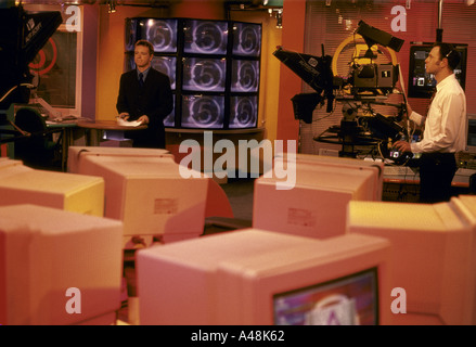 Newsreader essendo girato dal cameraman di canale 5 sala stampa studio tv Foto Stock