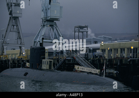 La parte superiore del sommergibile hms septre esposta su acqua faslane base navale fiume Clyde Foto Stock