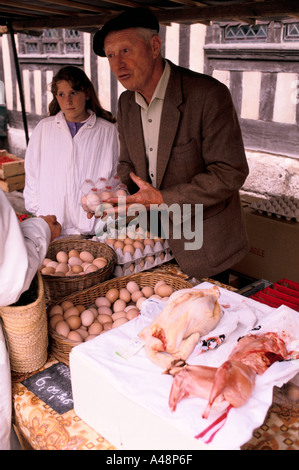 Macellerie stallo a mercato settimanale in Honfleur Normandia Francia Foto Stock