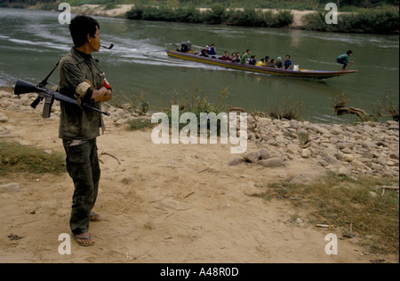 Karen soldati di guardia un rifornitore sul fiume moei. manerplaw birmania 1992 Foto Stock