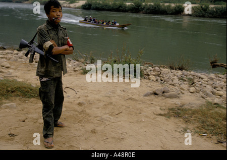 Karen soldati di guardia un rifornitore sul fiume moei. manerplaw birmania 1992 Foto Stock
