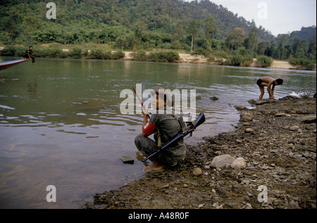 Karen soldati di guardia un rifornitore sul fiume moei. manerplaw birmania 1992 Foto Stock