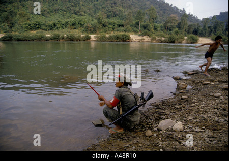 Karen soldati di guardia un rifornitore sul fiume moei. manerplaw birmania 1992 Foto Stock