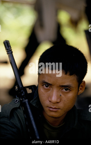 Un karen reclutare nuovi arrivati provenienti dal suo paese. manerplaw birmania 1992 Foto Stock